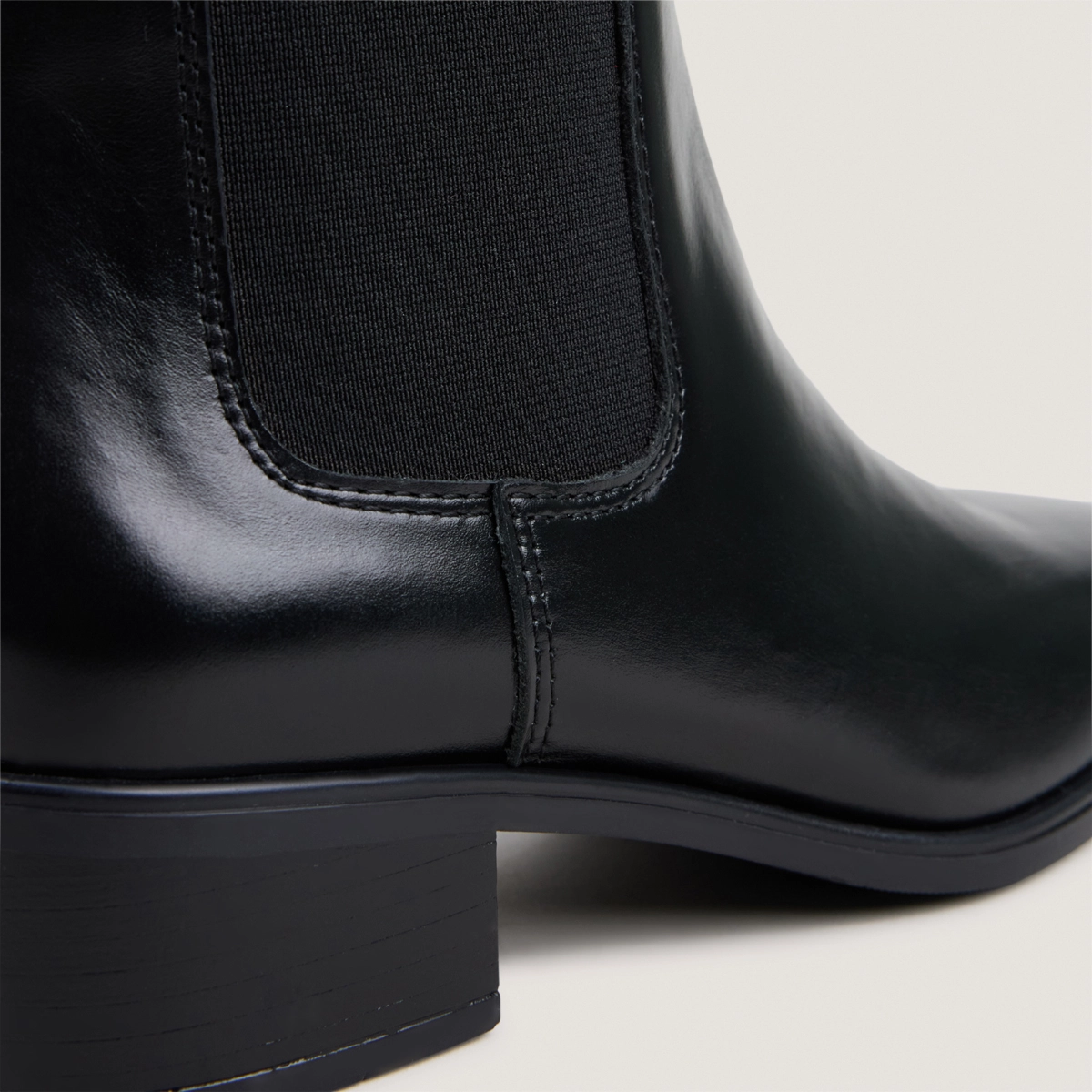 Low-heeled chelsea low boots in black leather | NASTASIA