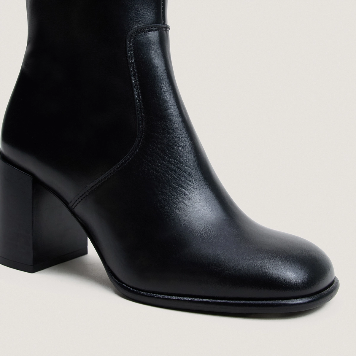 Heeled and round-toe boots in black leather | BLUMA