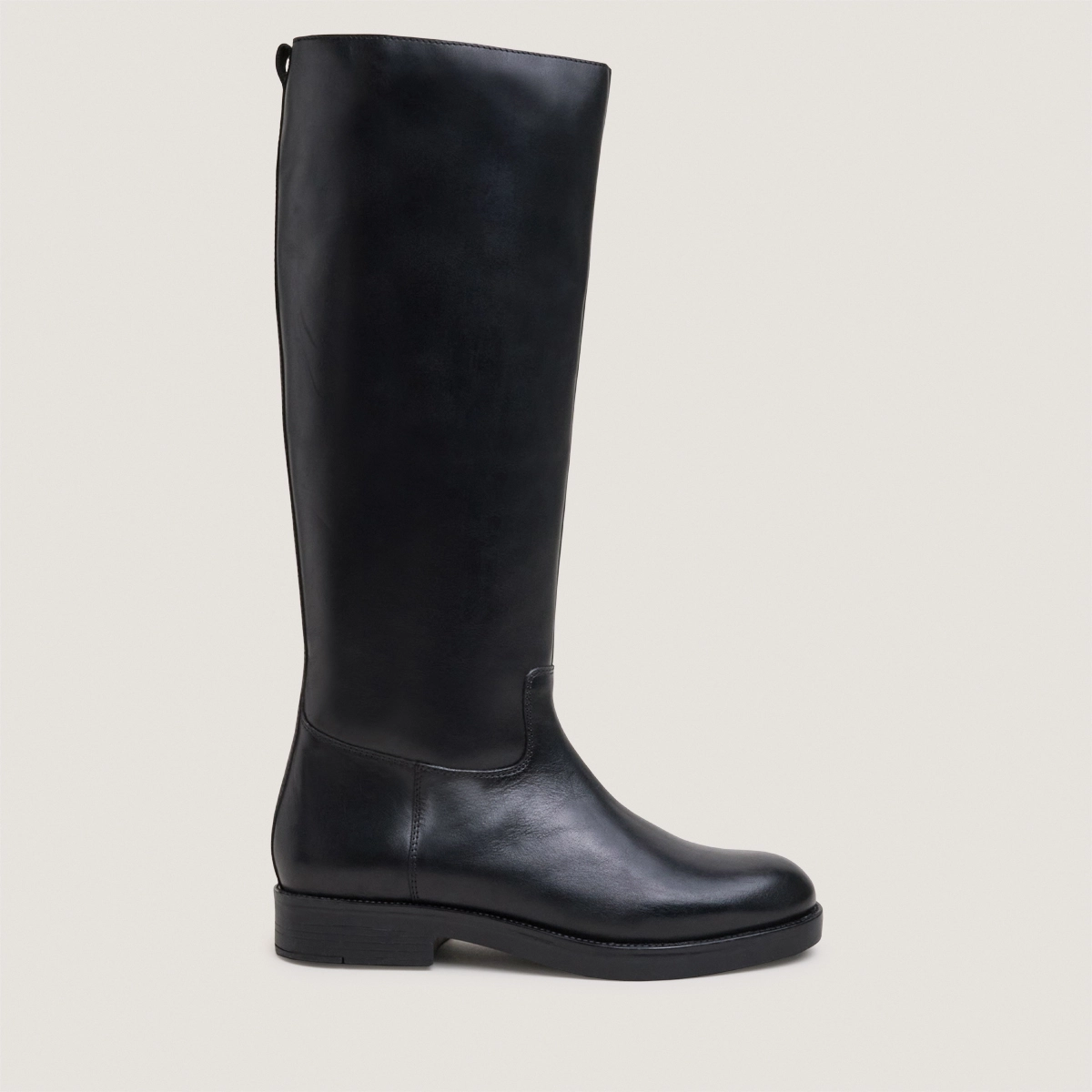 Flat-heeled boots with straps in black leather | TITOUAN