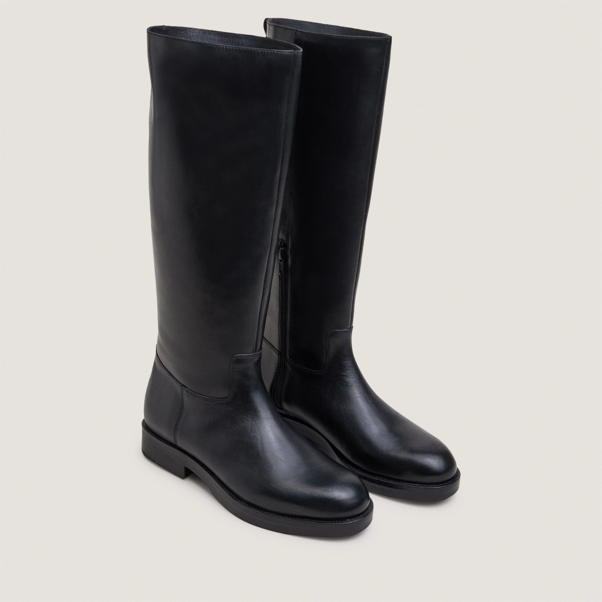 Flat-heeled boots with straps in black leather | TITOUAN