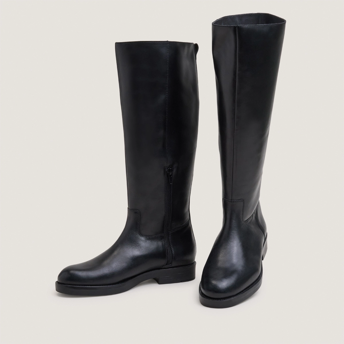 Flat-heeled boots with straps in black leather | TITOUAN