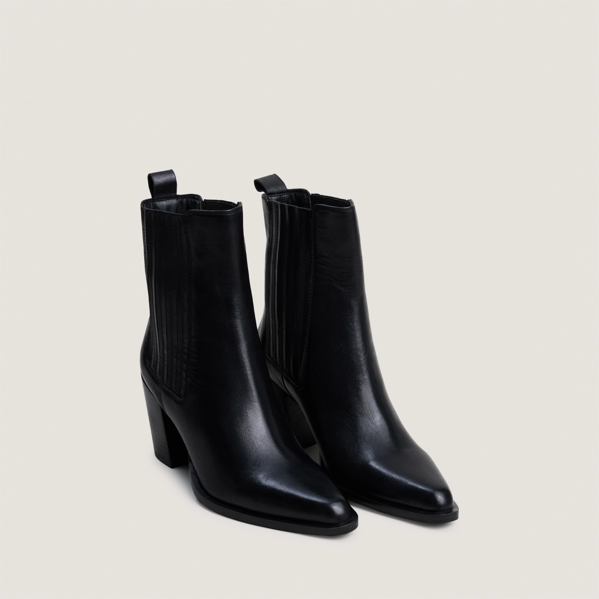 Heeled and gathered ankle boots in black leather | PIPA