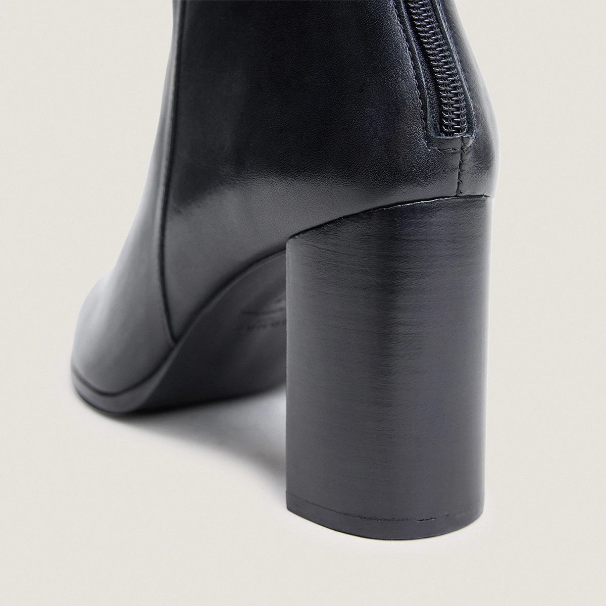 Back-zip ankle boots in black leather | PIXI