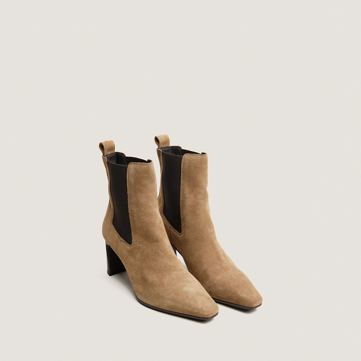 Ankle boots with elastic and square toes in tabacco split leather | PAULA