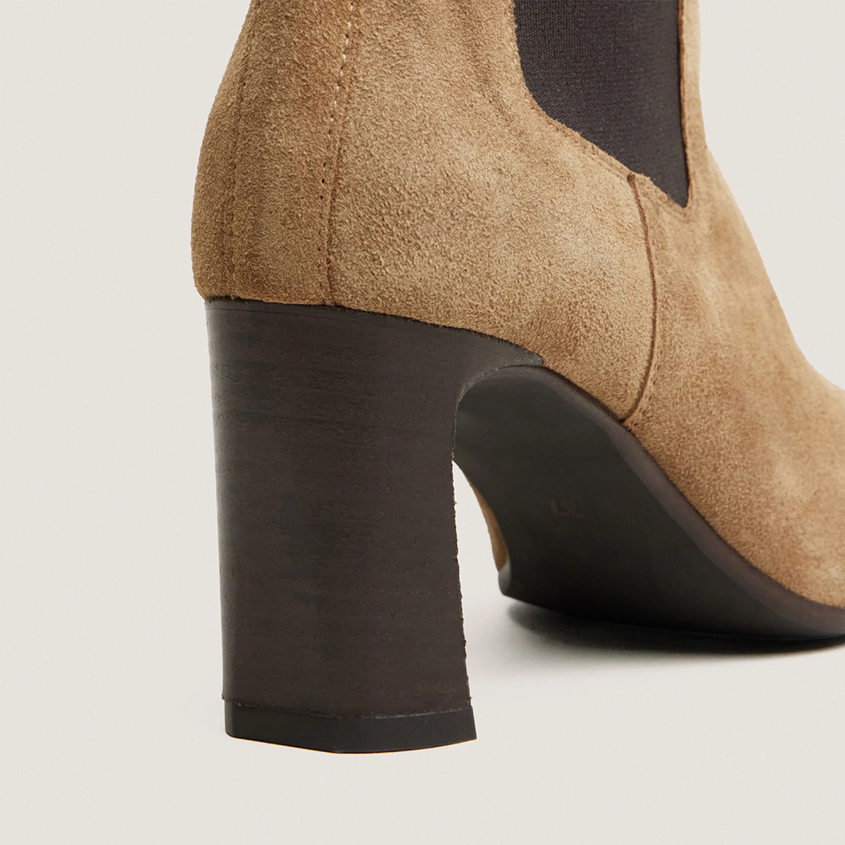 Ankle boots with elastic and square toes in tabacco split leather | PAULA