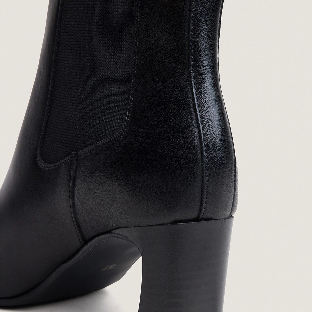 Ankle boots with elastic and square toes in black split leather | PAULA