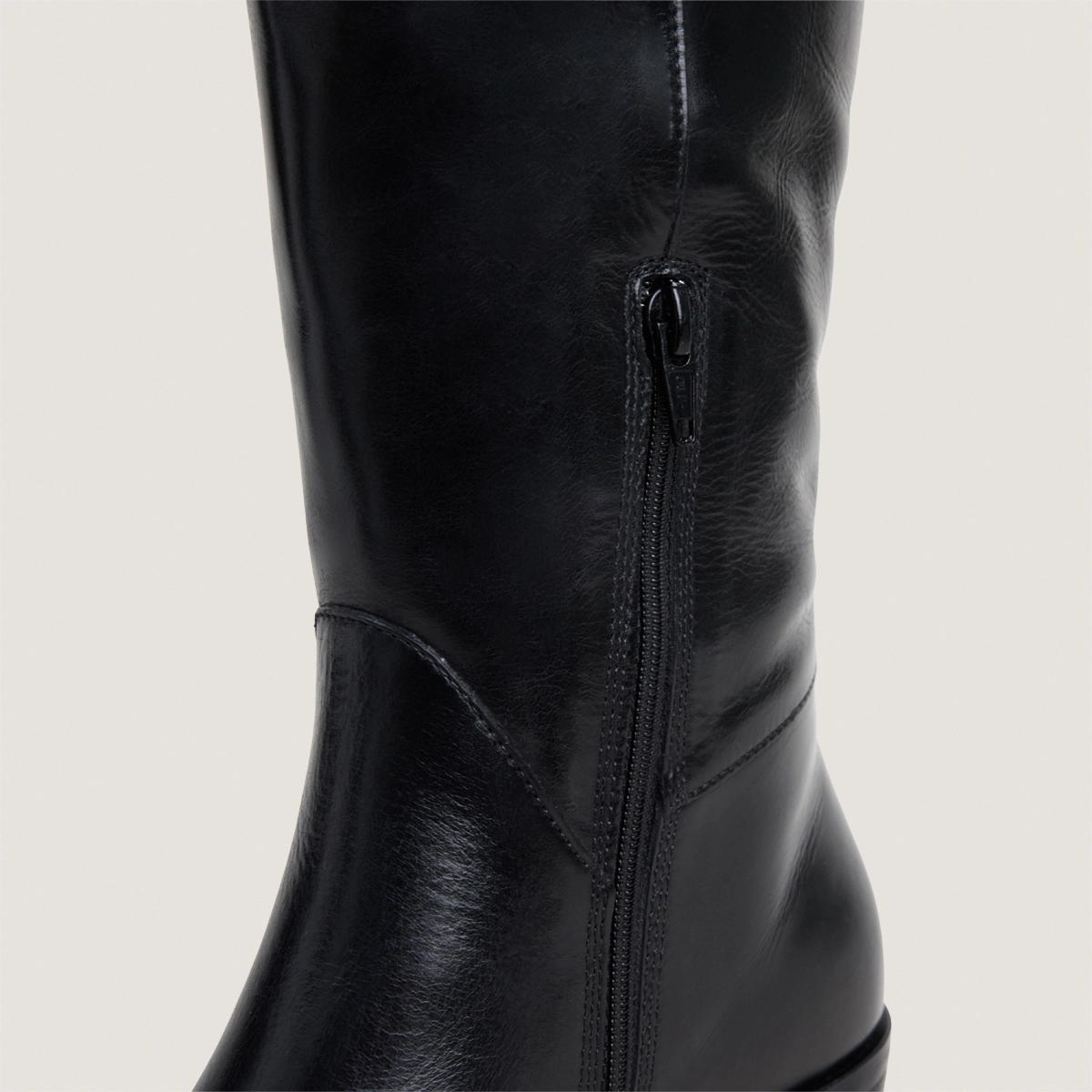 Boots with flat heels and pointed toes in black leather | CLARISSE