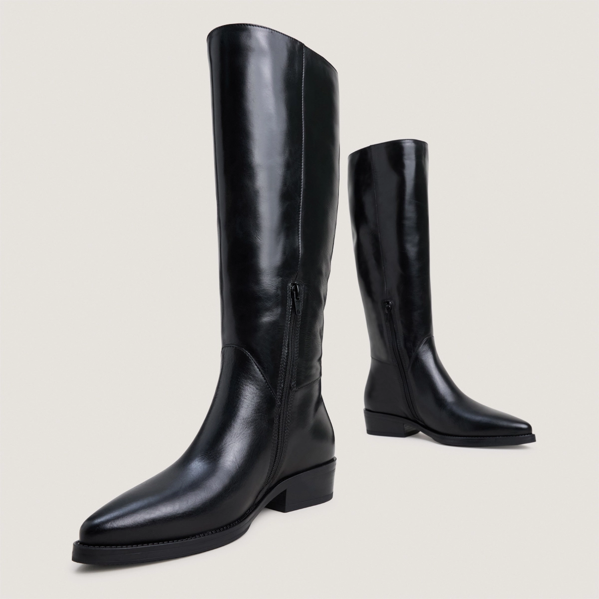 Boots with flat heels and pointed toes in black leather | CLARISSE