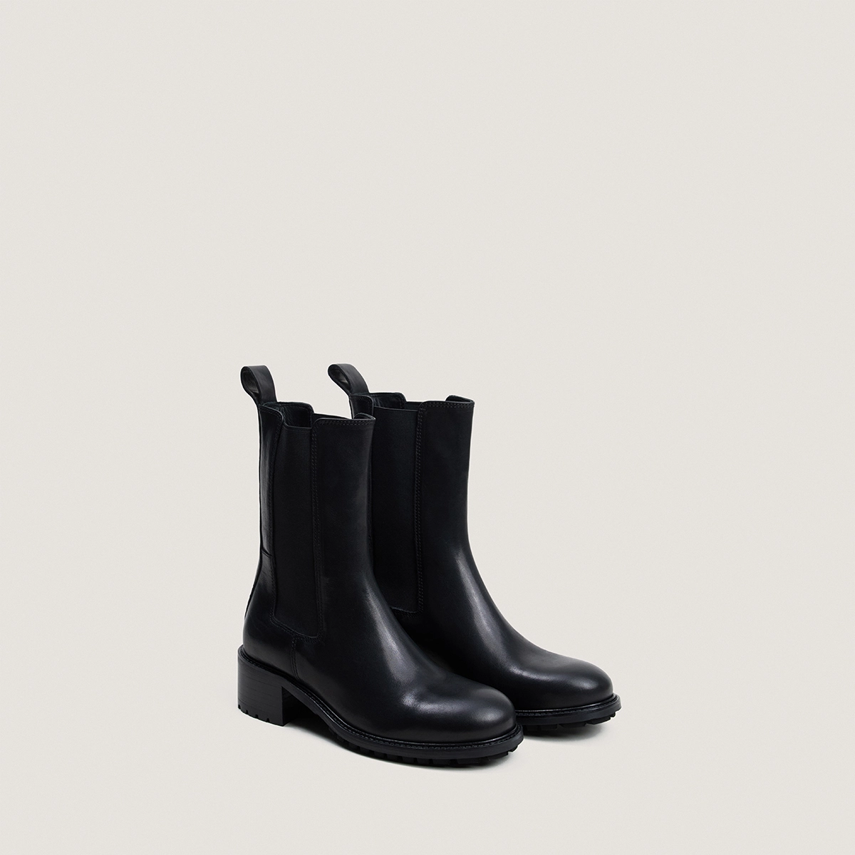 Ankle boots with elastic and lug soles in black leather | LINE