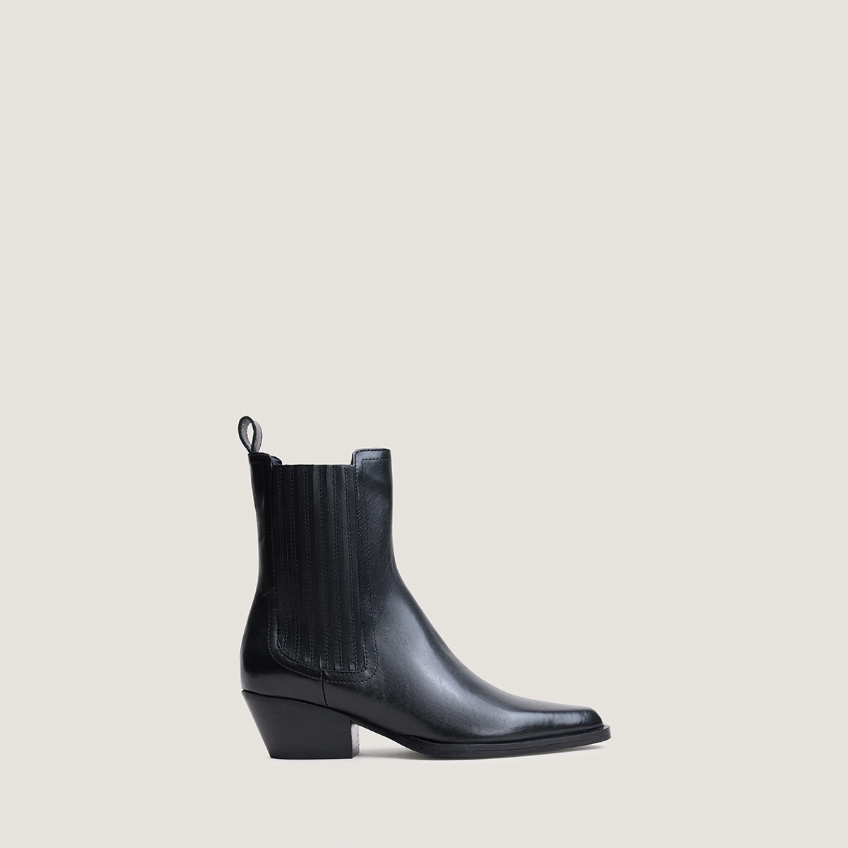 Ankle boots with elastic and pointed toes in black leather | LYSANDRE