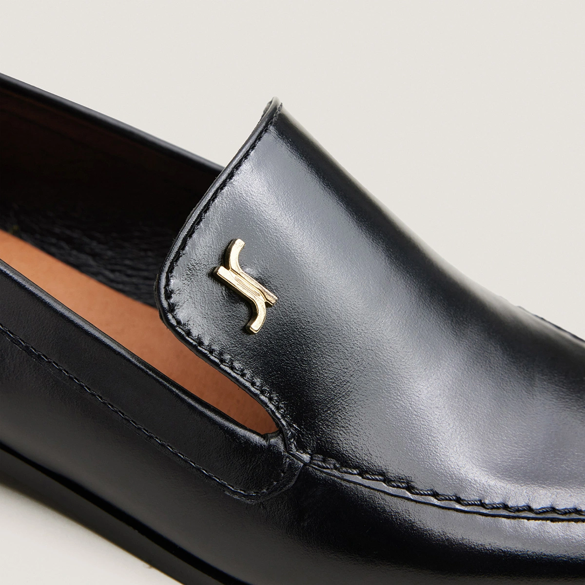 Pointed toe monogram loafers in black leather | AMIDOT