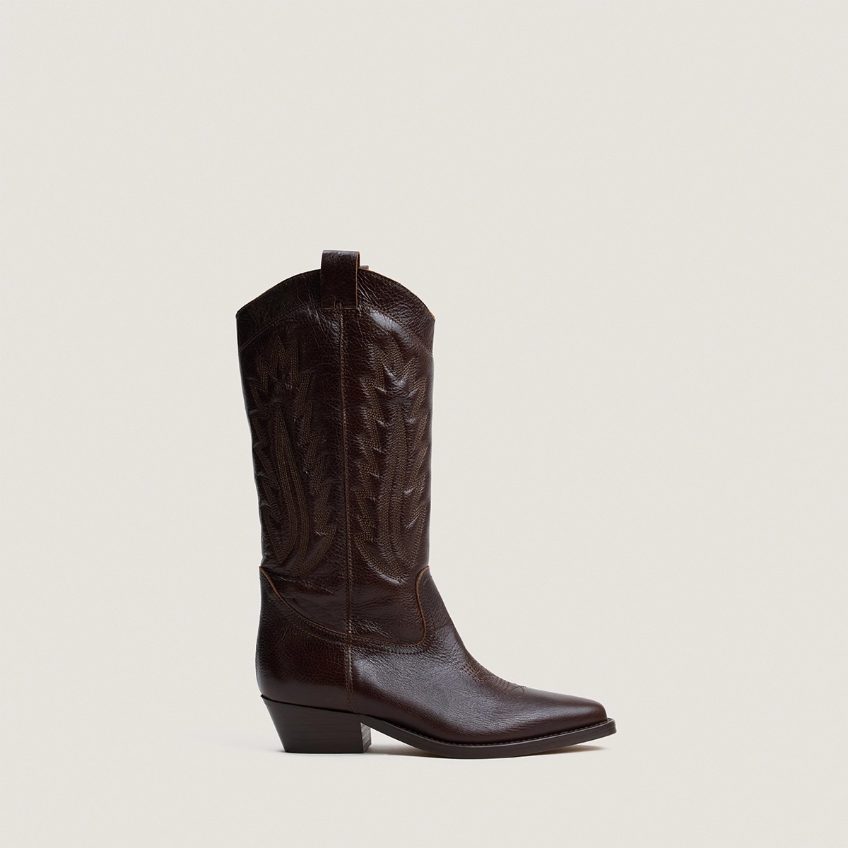 Pointed-toe boots with visible stitching in brown grained leather | DELEA
