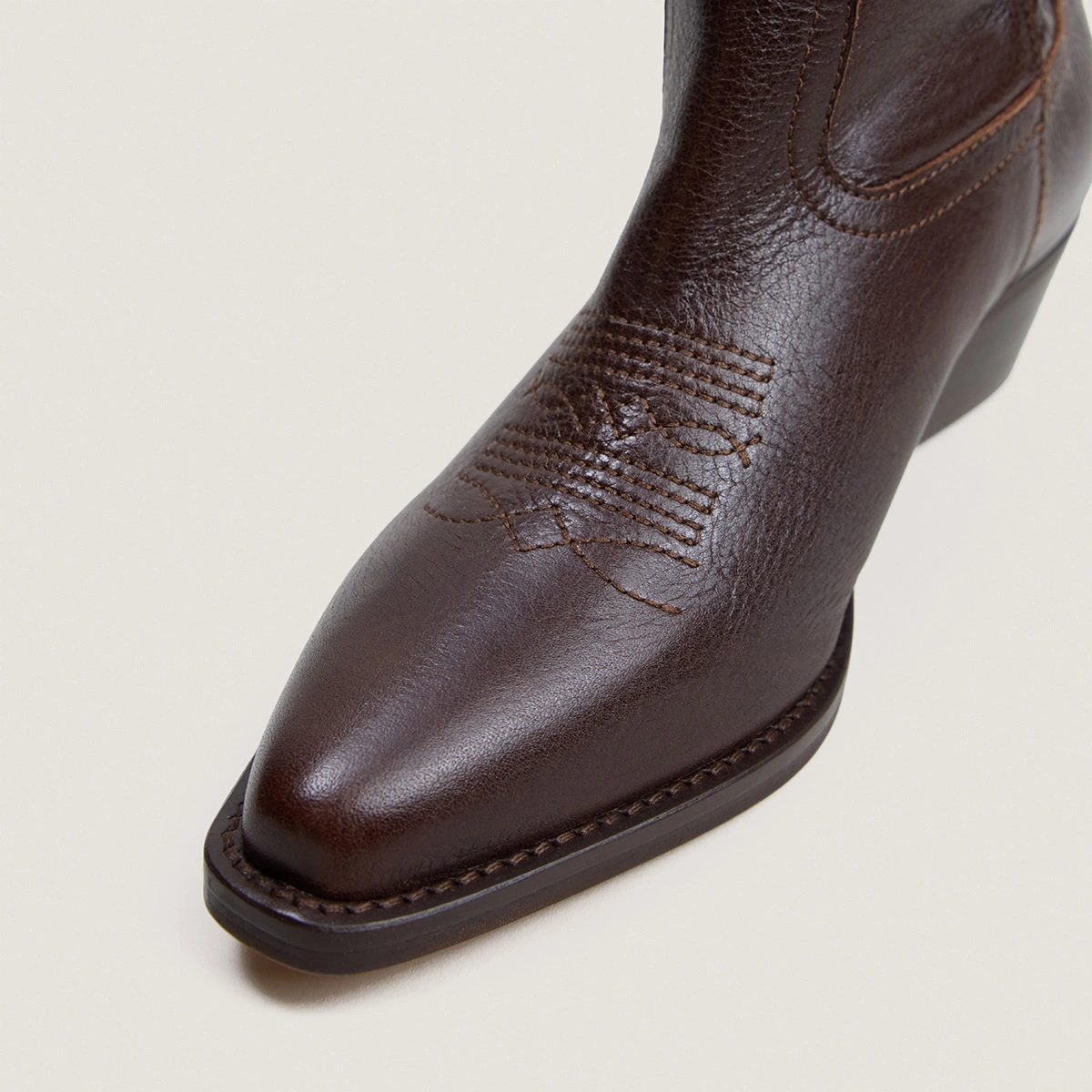 Pointed-toe boots with visible stitching in brown grained leather | DELEA