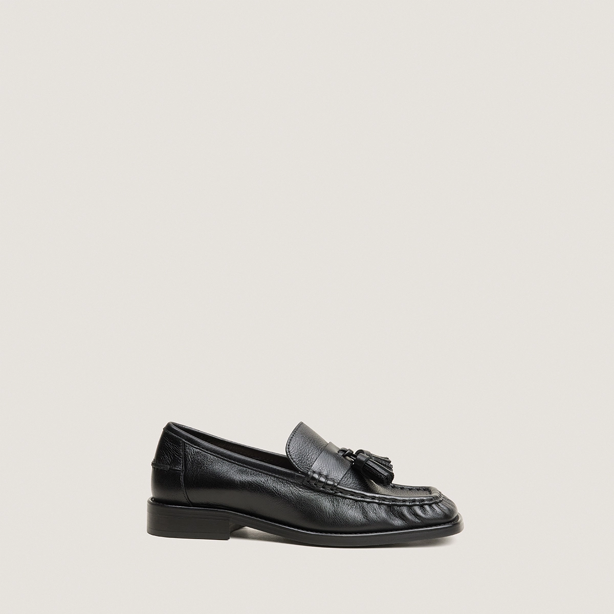 Loafers with tassels in black grained leather | DUCHETTE
