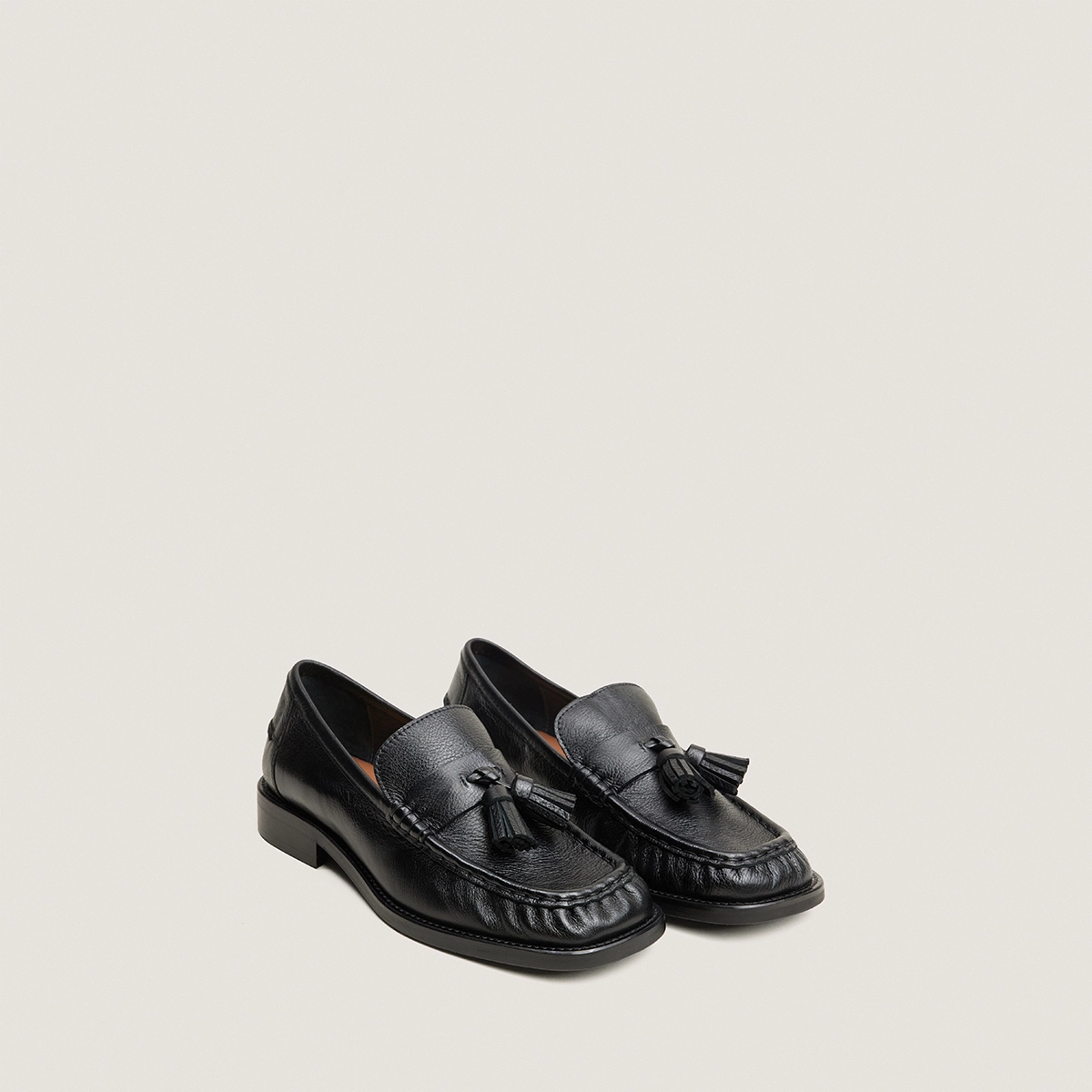 Loafers with tassels in black grained leather | DUCHETTE