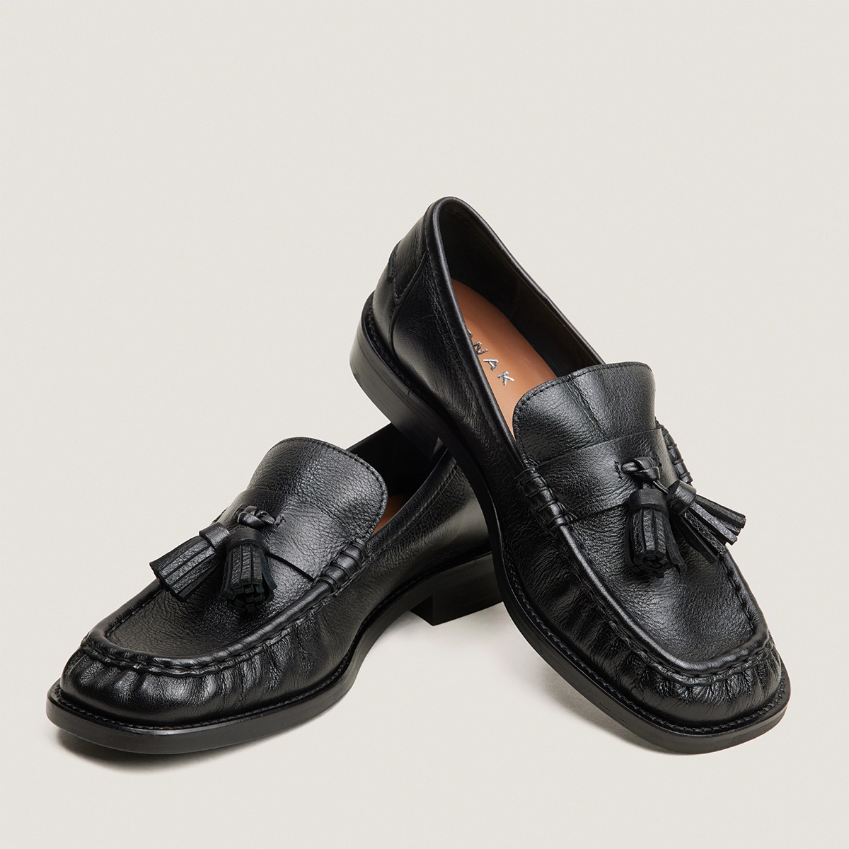 Loafers with tassels in black grained leather | DUCHETTE