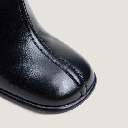 Round toe ankle boots in black grained leather | bloumy