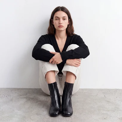 Round toe ankle boots in black grained leather | bloumy