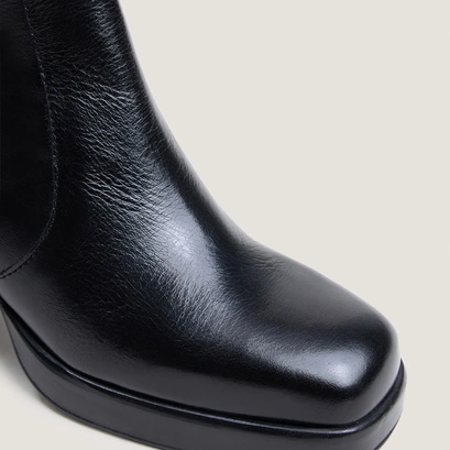 Platform ankle boots with square toes in black aged leather | boom