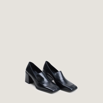 Heeled square toe loafers in black leather | bright