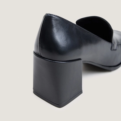 Heeled square toe loafers in black leather | bright