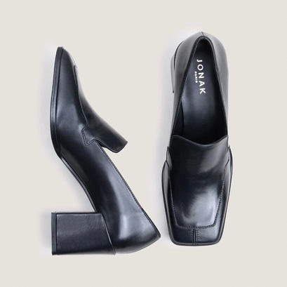 Heeled square toe loafers in black leather | bright