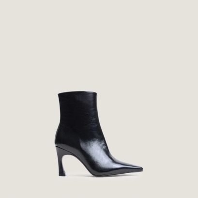 Heeled pointed toe ankle boots in black aged leather | bronzo