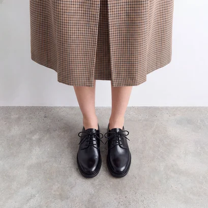Plain vamp lace-up derbies in black leather | nylon