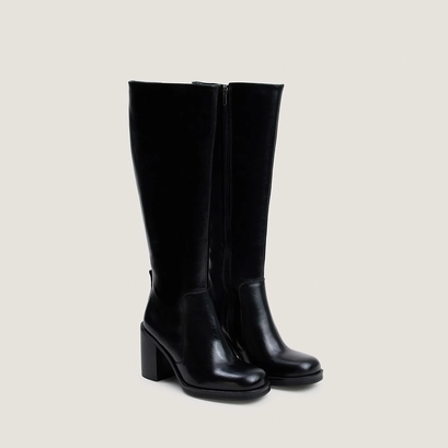 Boots with overflowing heels black