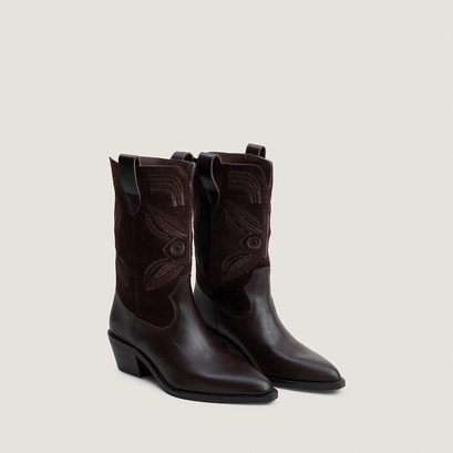 Pointed-toe boots with visible stitching dark brown
