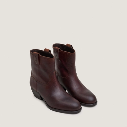 Round-toe ankle boots with block heels brown