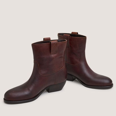 Round-toe ankle boots with a bevelled heel in brown grained leather | terra
