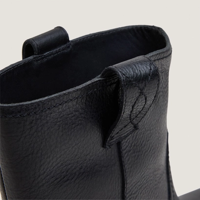 Round-toe ankle boots with block heels black