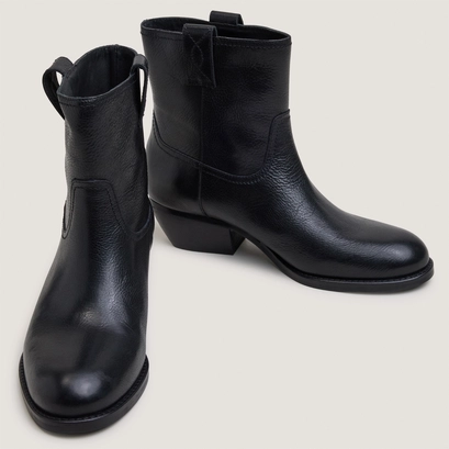 Round-toe ankle boots with block heels black