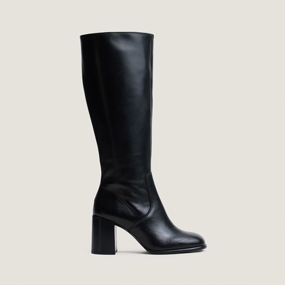 Heeled and round-toe boots in black leather | bluma