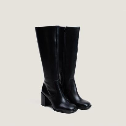 Heeled and round-toe boots in black leather | bluma
