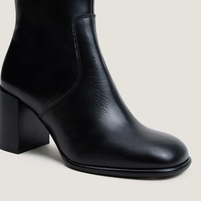 Heeled and round-toe boots in black leather | bluma