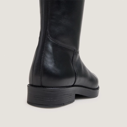 Flat-heeled boots with straps black