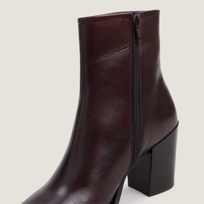 Pointed-toe ankle boots dark brown
