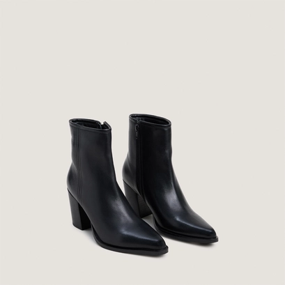 Pointed-toe ankle boots black