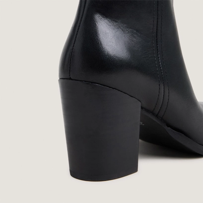 Pointed-toe ankle boots black