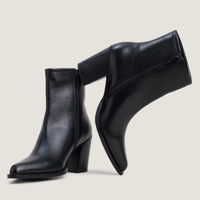 Pointed-toe ankle boots black