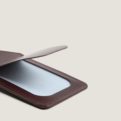 Luggage tag with monogram in dark brown leather | LUGGAGE TAG