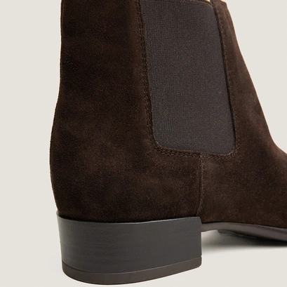 Low boots with elastic and flat heels dark brown