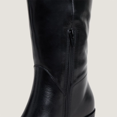 Boots with flat heels and pointed toes black