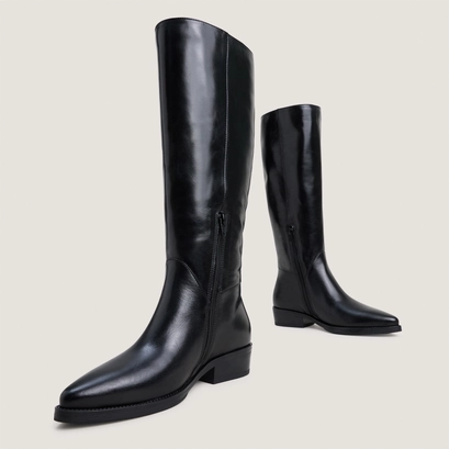 Boots with flat heels and pointed toes black