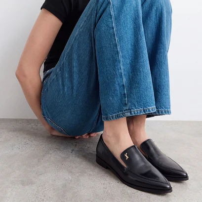 Pointed toe monogram loafers in black leather | amidot