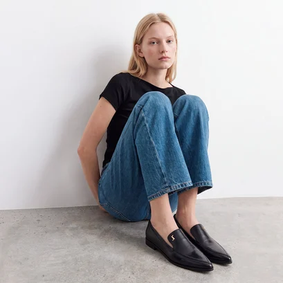 Pointed toe monogram loafers in black leather | amidot