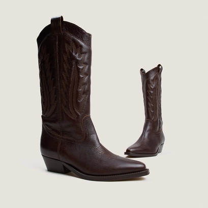 Pointed-toe boots with visible stitching brown