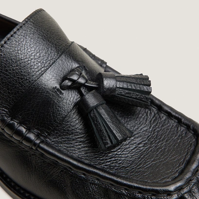 Loafers with tassels black